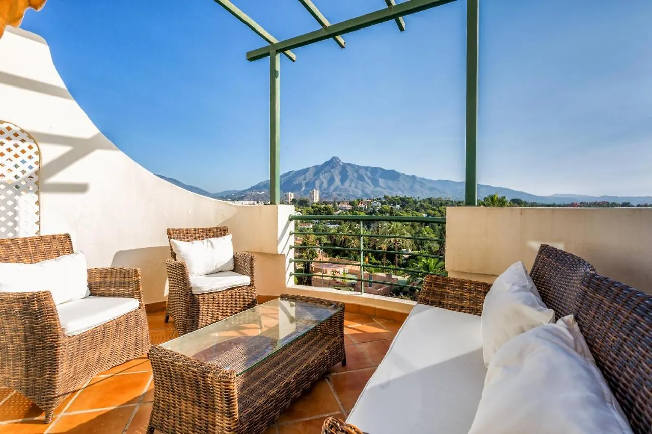 Holiday Apartment In Senorio De Aloha With Sea Views Marbella