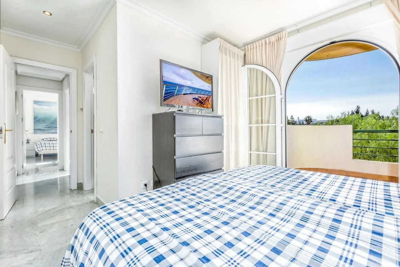 Holiday Apartment In Senorio De Aloha With Sea Views Marbella