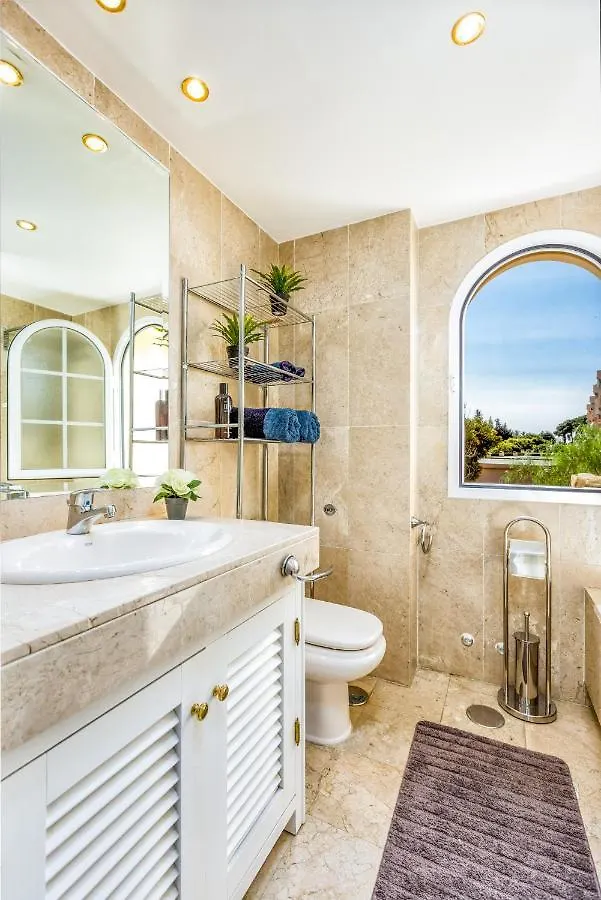 Holiday Apartment In Senorio De Aloha With Sea Views Marbella